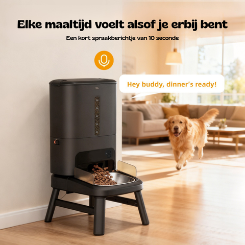 Hond loopt naar de zwarte Titan voederbak die bij elke maaltijd jouw persoonlijke spraakopname afspeelt