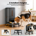 Een beagle en een grotere hond bij de Titan voederbak getoond op zijn twee instelbare hoogtes