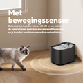 Zwarte AquaPaw fontein van SmartPaw met bewegingssensor die de waterstroom start zodra een kat nadert