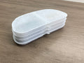Vier witte filterpads met klein lipje voor de SmartPaw AquaPaw drinkfontein op een witte achtergrond