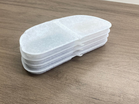 Vier witte filterpads met klein lipje voor de SmartPaw AquaPaw drinkfontein op een witte achtergrond