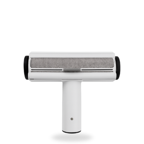 Witte handheld SmartPaw antistatische hondenborstelkop met fijne metalen pinnen en ronde handgreep op witte achtergrond