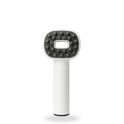 Witte handheld SmartPaw massagekamkop met zachte grijze rubberen noppen en ronde handgreep op een witte achtergrond