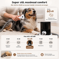 Vrouw verzorgt rustig haar golden retriever met de stille 60 dB SmartPaw FurVac ontharingsstofzuiger
