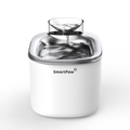 Witte SmartPaw FlowMate drinkfontein met roestvrijstalen bovenkant en stromend water op een witte achtergrond