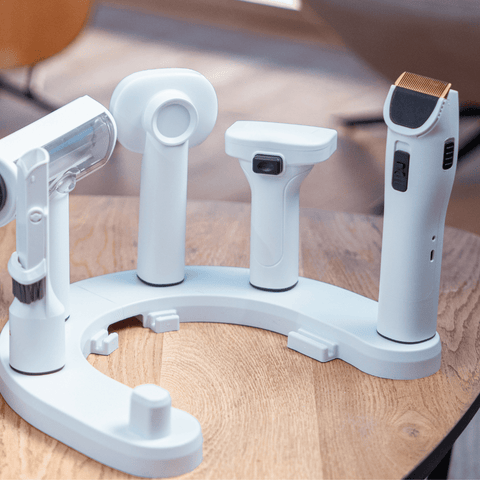 Persoon verzorgt de vacht van een Australische herder met de handheld SmartPaw FurVac ontharingsstofzuiger